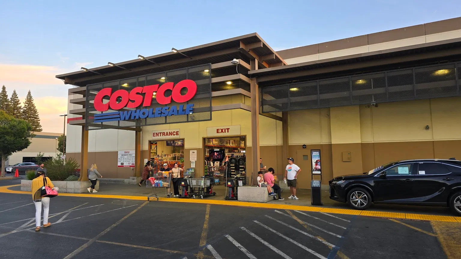 Costco Stock Soars Past $1,000: Split Speculation Heats Up