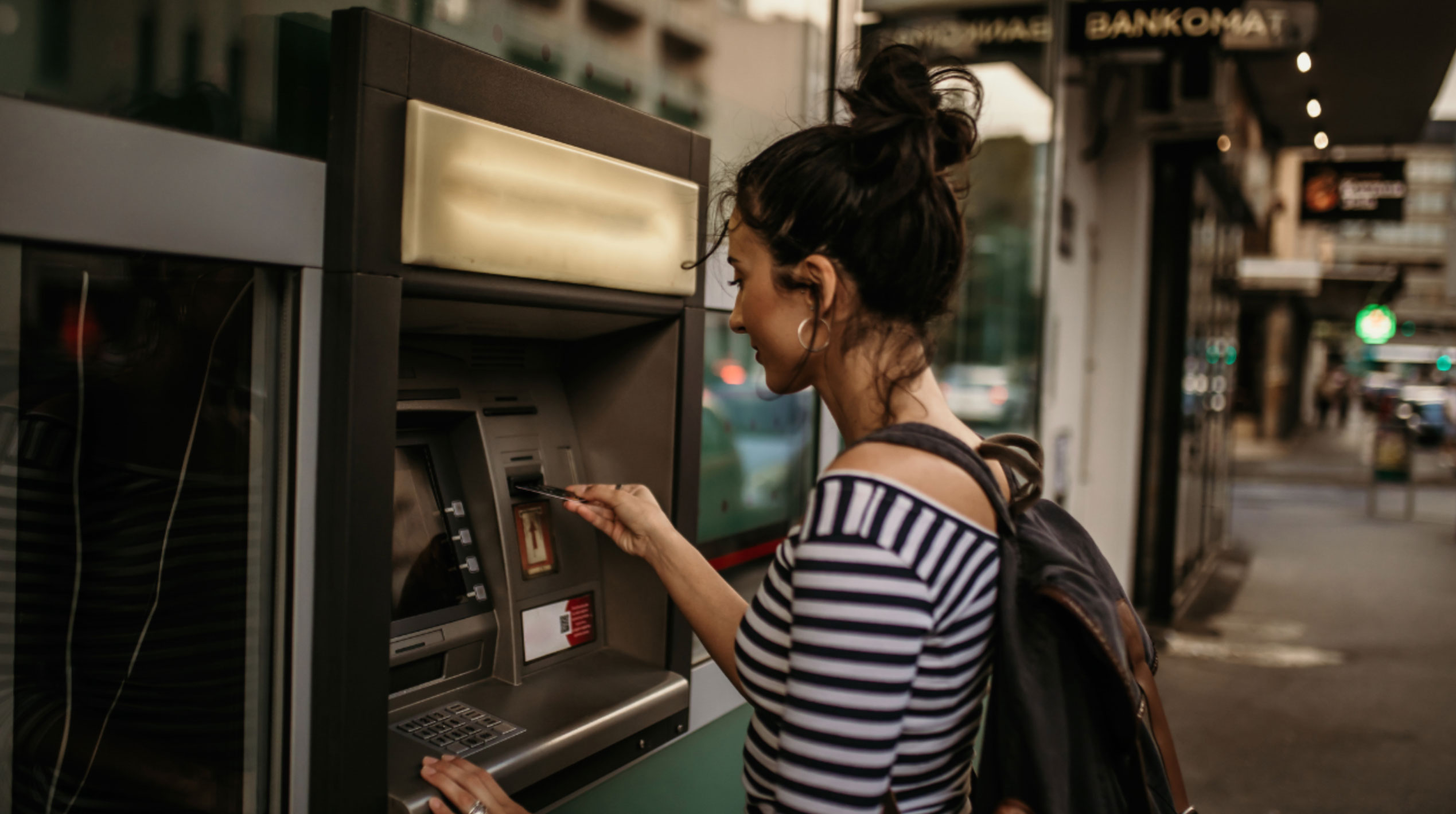withdraw cash from credit card_4d94a3ba a867 4650 9291 a7ebc0bd0dec