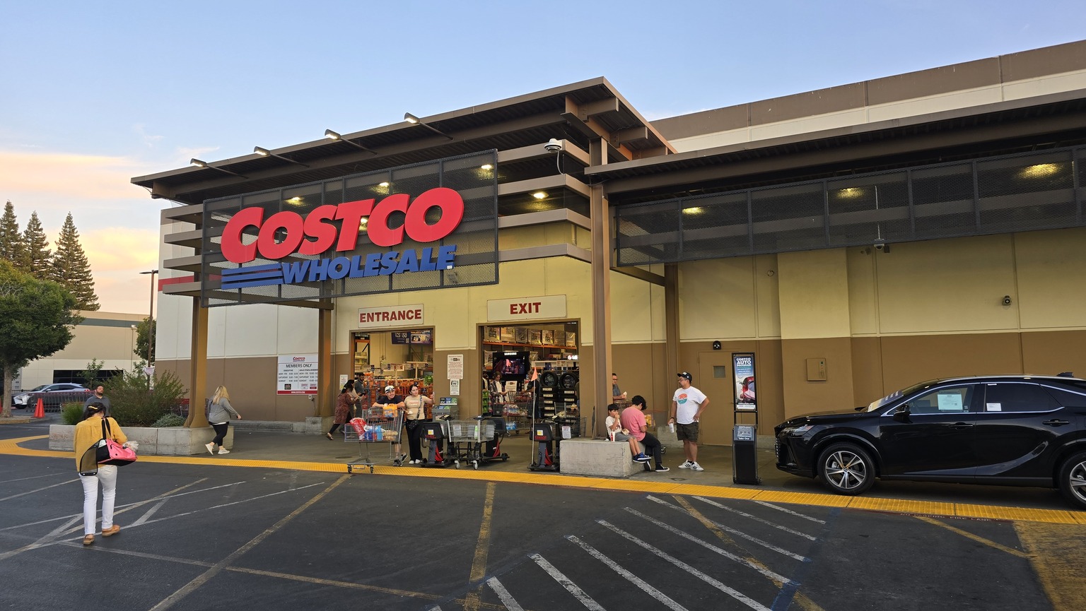 Costco Stock Soars Past $1,000: Split Speculation Heats Up